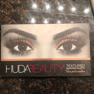 Huda Beauty rose gold edition palette